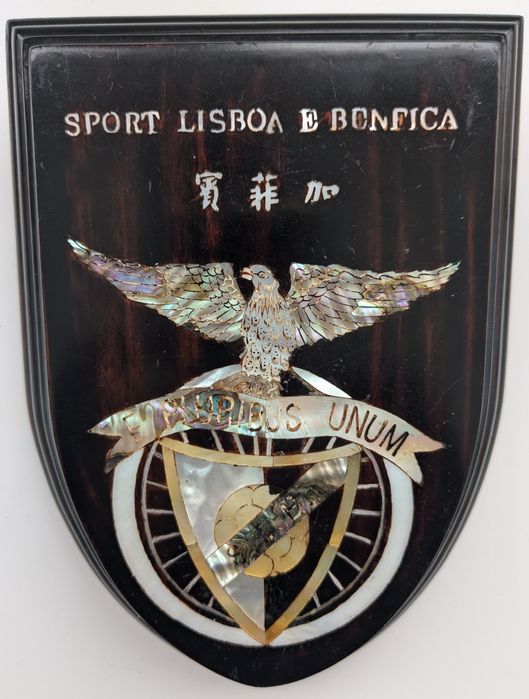 Símbolo do Benfica em pau preto e madre-pérola, em português e chinês.