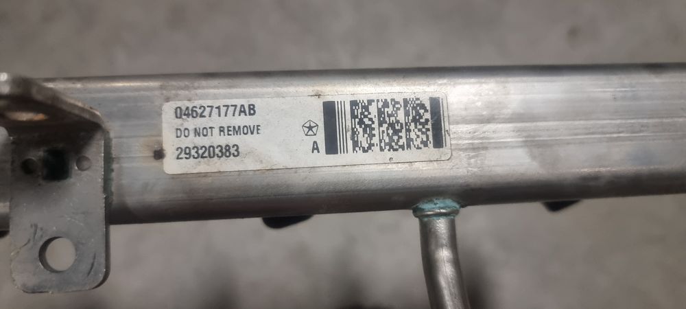 Fiat 500 595 Abarth 1.4T listwa wtryskowa wtryskiwacz  028,015,8300