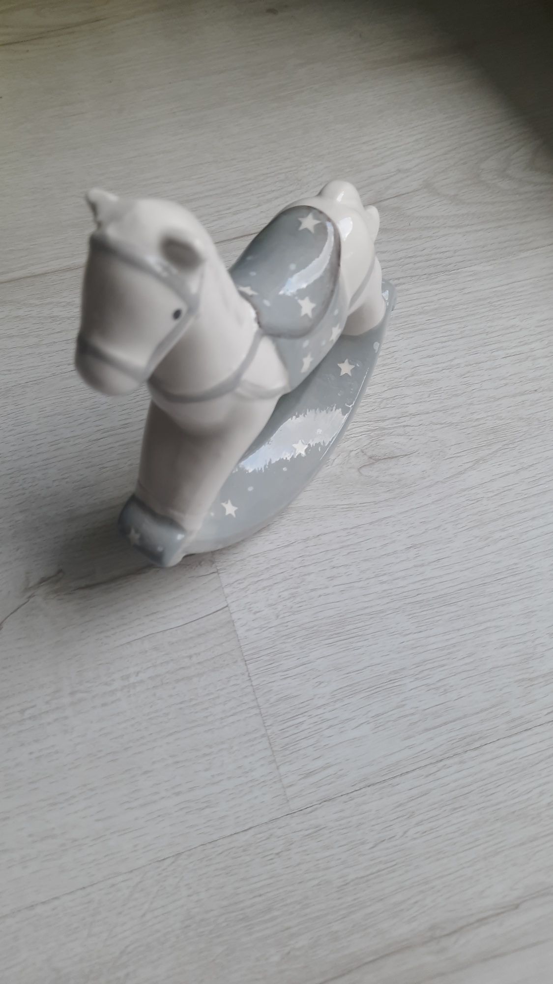Porcelanowy konik na biegunach szaro bialy jak Nowy