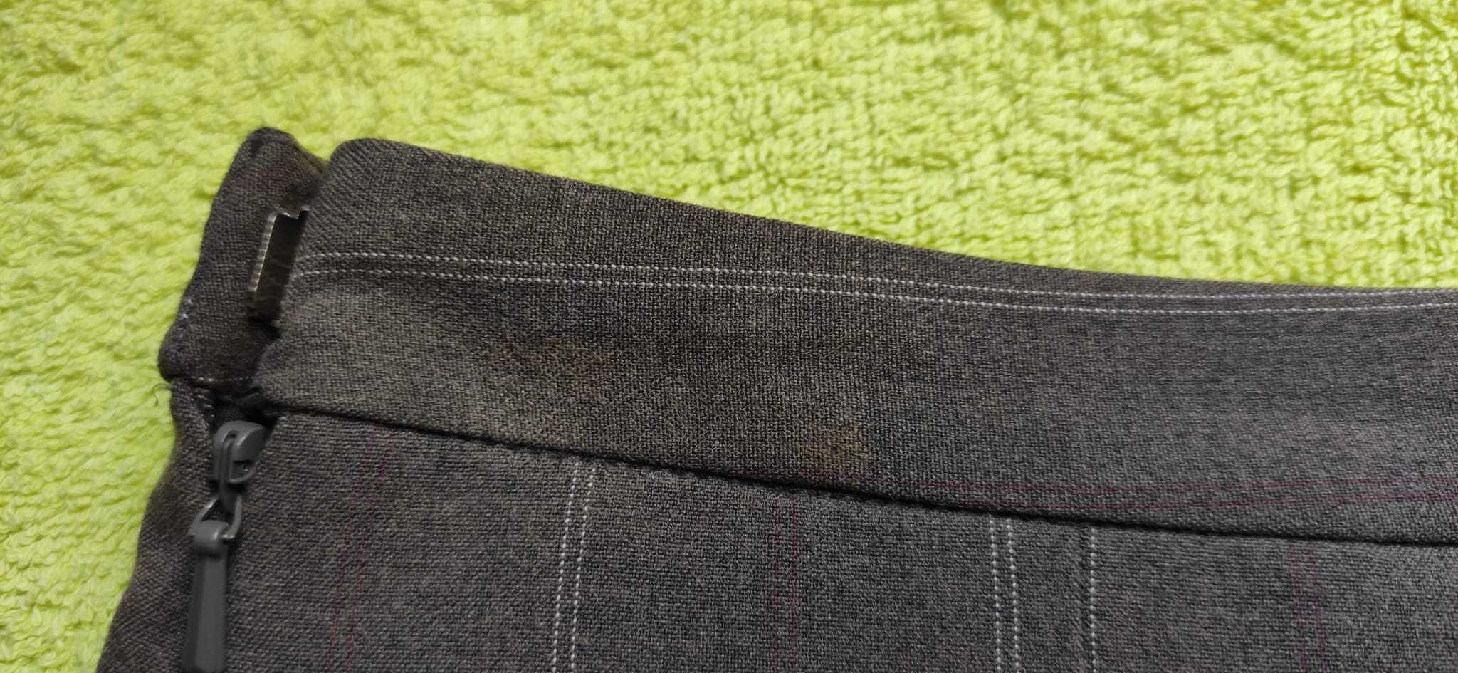 Elegante Saia Cor Café Com Leite e Risca Fina e Discreta Bege