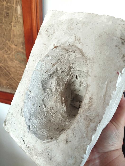 Rzeźba kobieta klęcząca gips