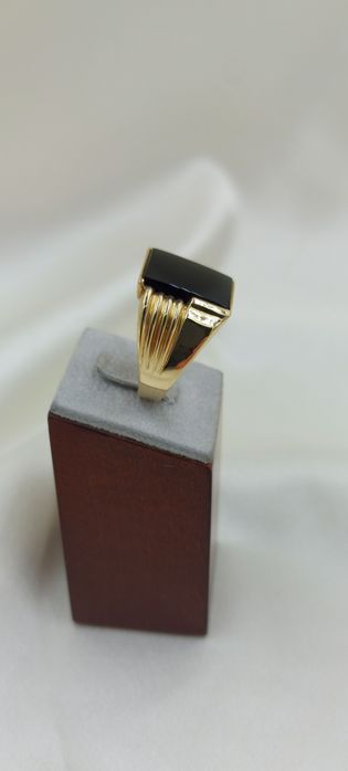 Złoty sygnet z onyksem.