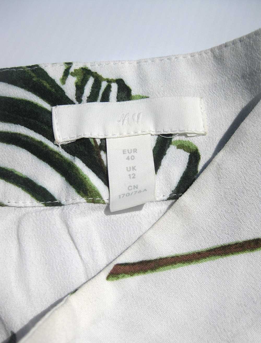 Красивая расклешённая белая миди юбка с листьями с разрезом H&M M