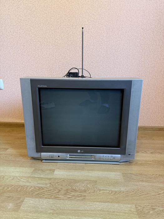 Телевізор LG  ламповий працює без проблем