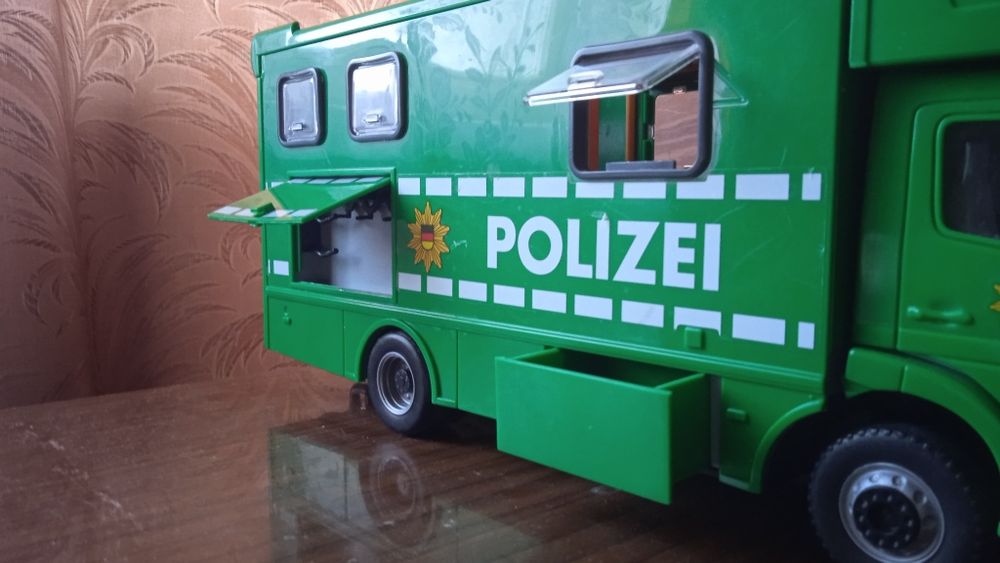 Дома на колесах и автомобили марки Мерседес.