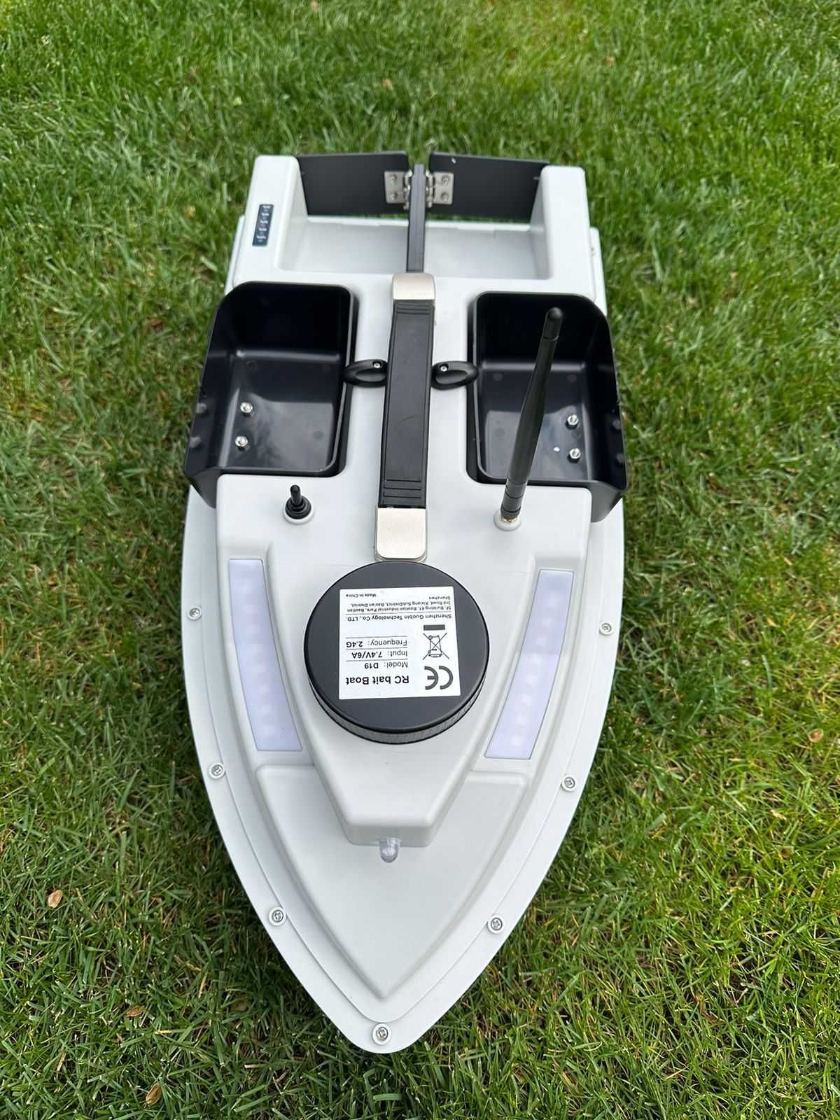 Nowa karpiowa łódka zanętową Flytec D19 GPS White