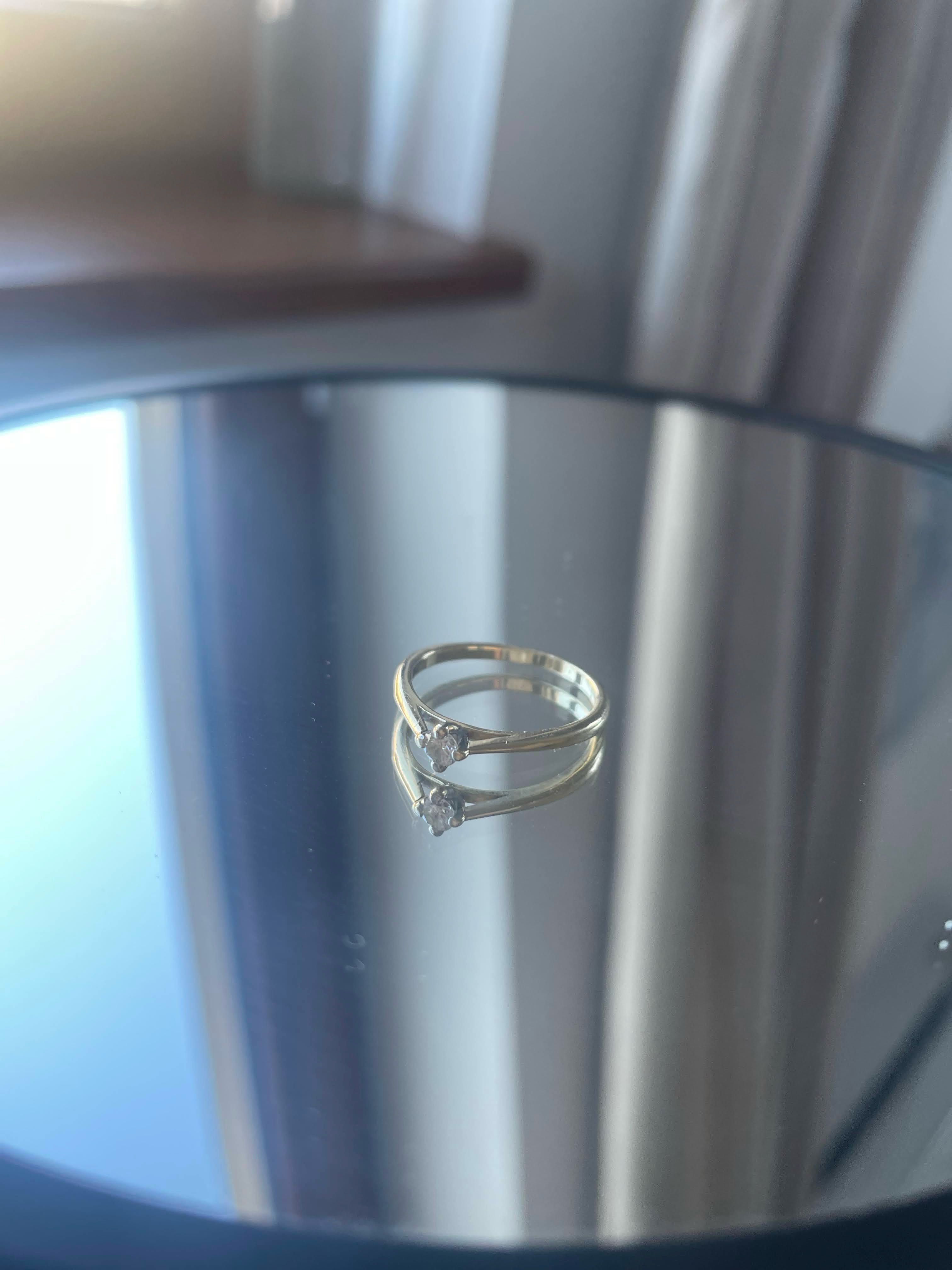 Złoty pierścionek z brylantem S4 z certyfikatem zaręczynowy