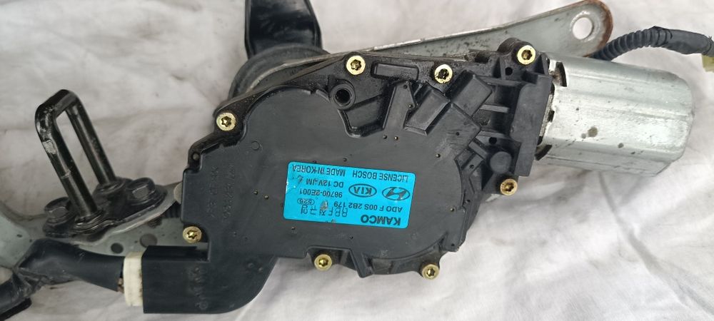 Моторчик заднього склоочисника і брезговик задній правийШкода фабія.