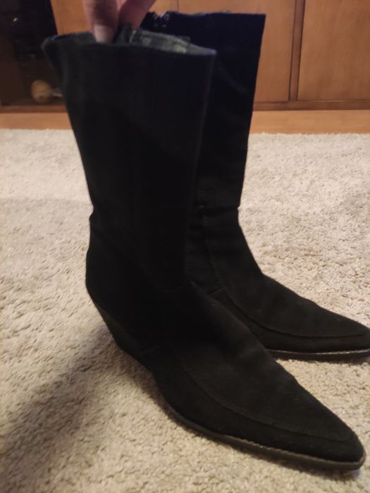 Botins de meio cano, pele natural (camurça), tacão em cunha