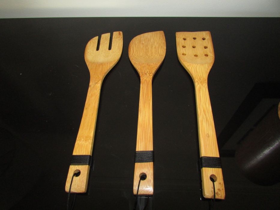 Conjunto utensílios de cozinha em bambu da LOJA DO GATO PRETO