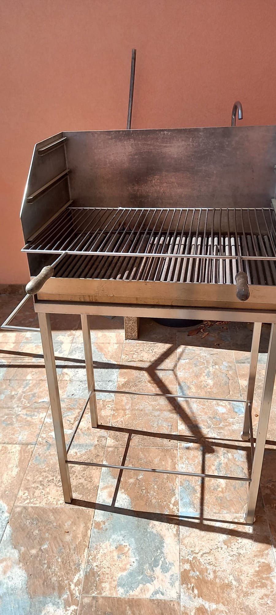 Churrasqueira  em aço  inox.