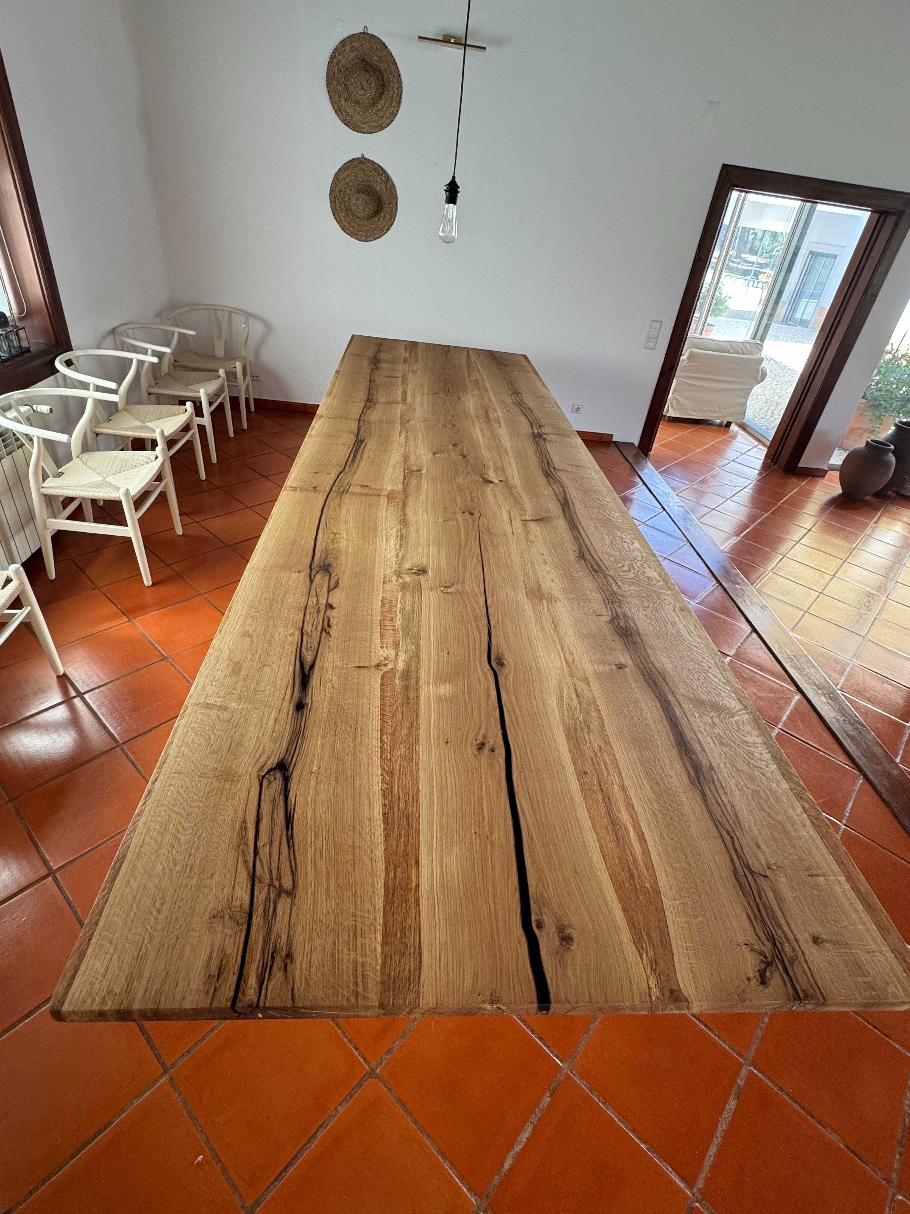 Mesa em madeira maciça rústica,borda o vivo.Rustic solid wood table