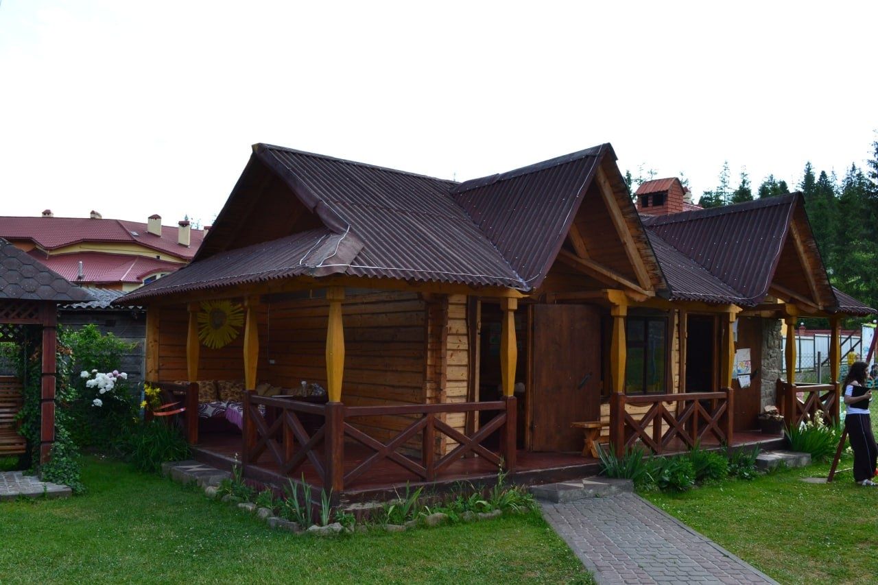 Житло у Славську з басейном  відпочинок з харчуванням садиба Зима-Літо