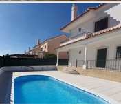 Moradia T4 com piscina e jardim para arrendar – Atalaia, Montijo