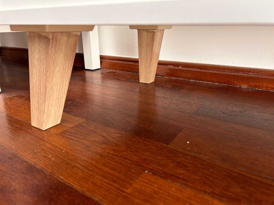 Base/Móvel de TV moderno branco | Praticamente Novo | C:135 L:40 A:47