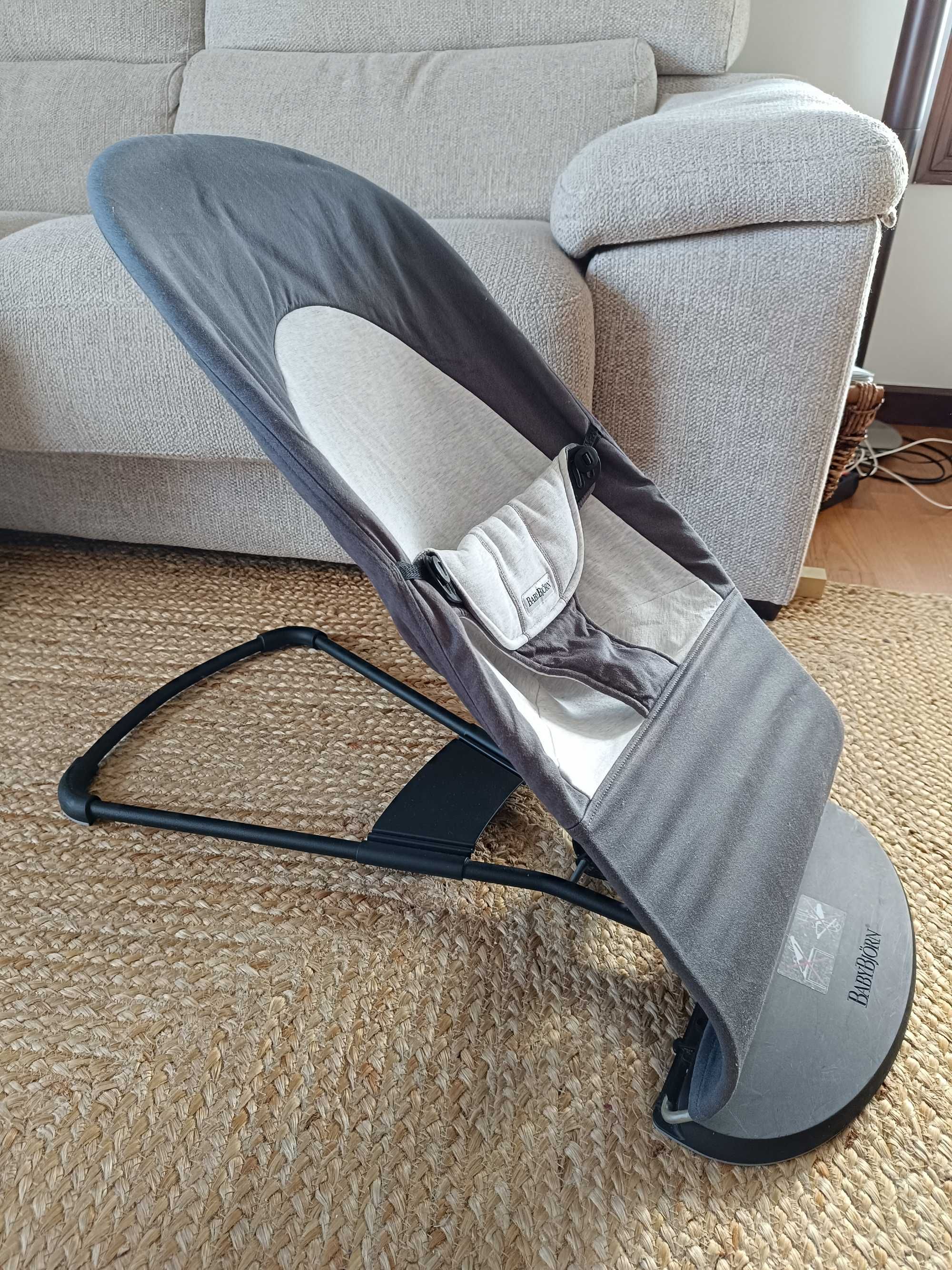 Espreguiçadeira de bebé da BabyBjorn, como nova, brinquedo incluído