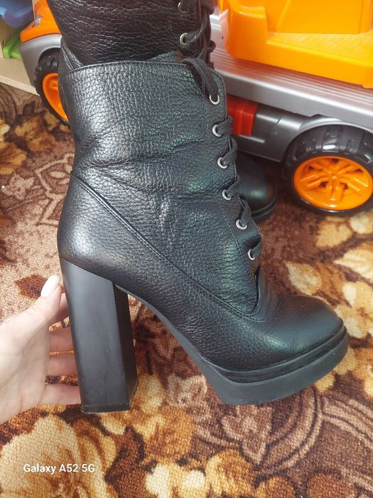 Шкіряні ботильйони на підборах