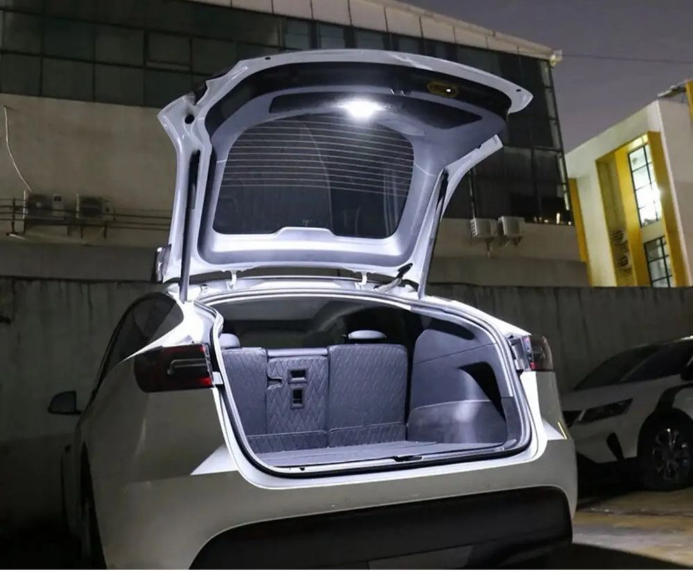 Потужне підсвічування багажника Tesla Model Y