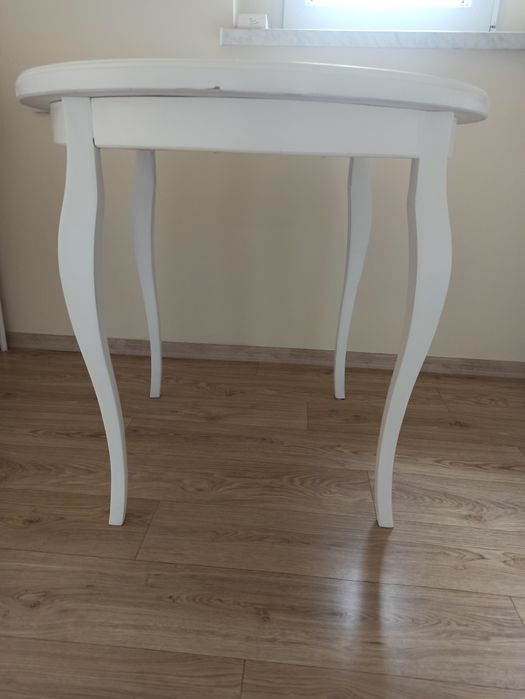 Biały drewniany stół