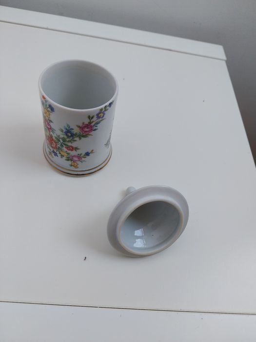 Lindo pote em porcelana da Cof Oliv.Frades