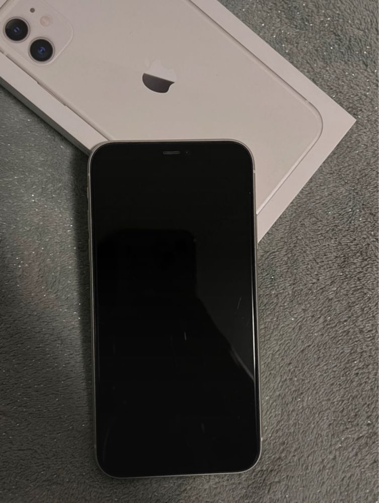 iPhone 11 biały w idealnym stanie