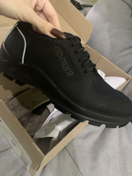 Кросівки поліція