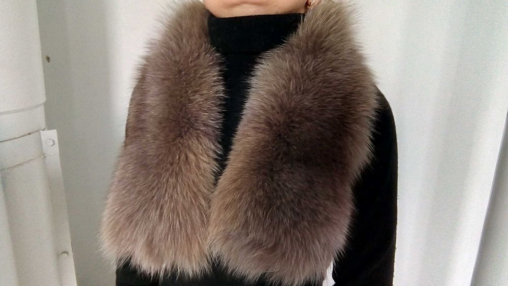 Меховой воротник.