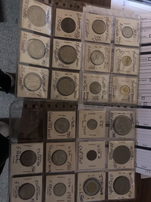 Moedas variadas de escudo e italiana