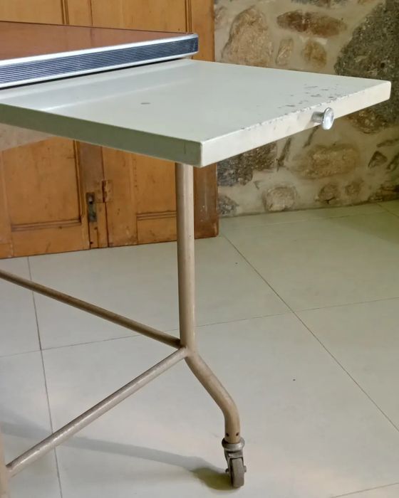 Secretária industrialilitar vintage antiga em metal