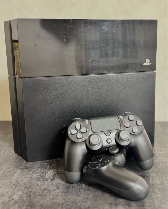 Playstion4 + 2 джойстики.