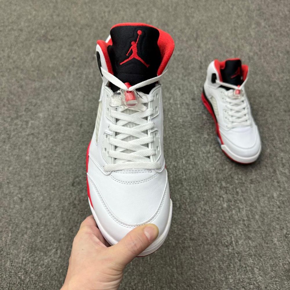Air Jordan 5.