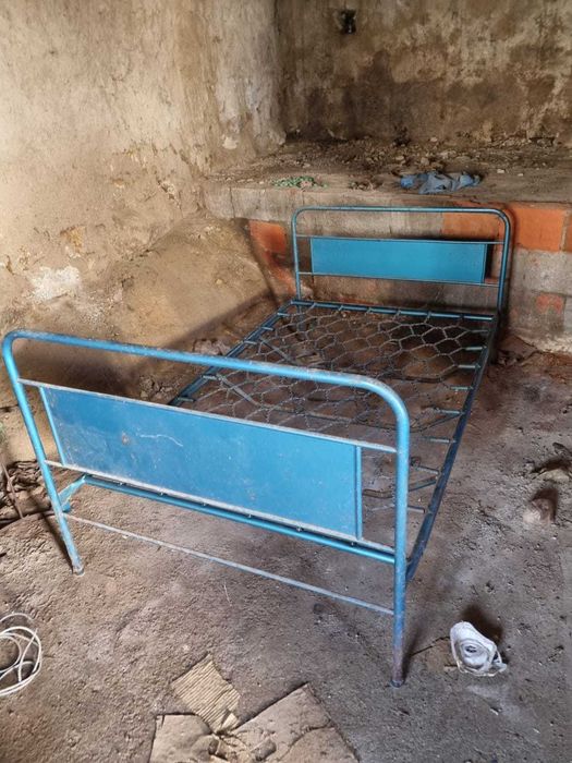 móveis: arca, mesa, cadeiras, bancos para restaurar