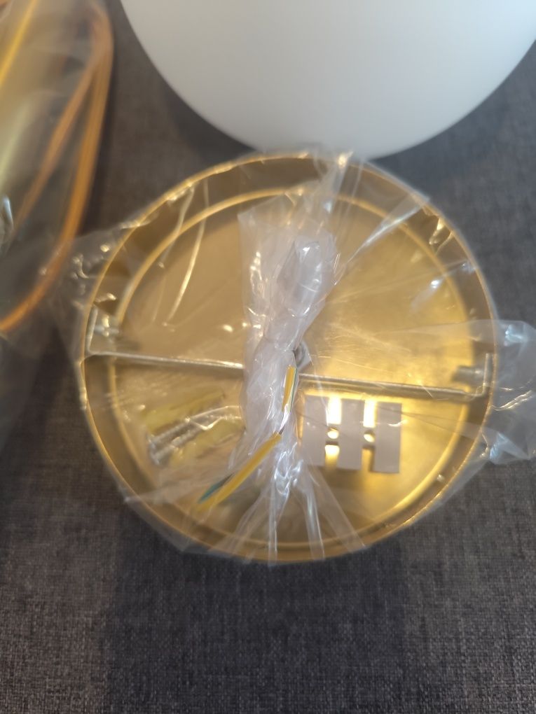 Lampa wisząca kula szkło mleczne złota oprawa