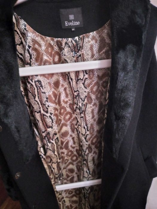 Нове чорне демісезонне пальто, оздоблене чорним м'яким хутром