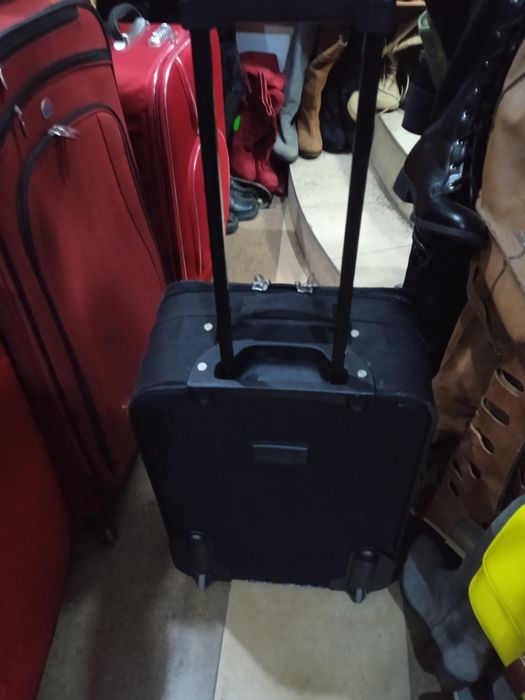 Продам два чемодана на колесах с выдвижной ручкой