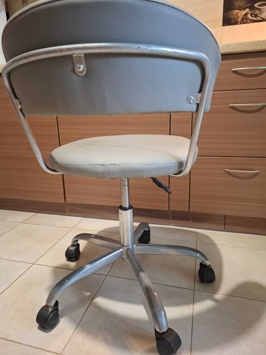 Продам стілець на колесах