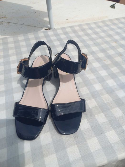 Sandálias muito elegantes pretas