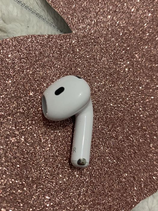 Продам навушники airpods 4 правий стан нормальний