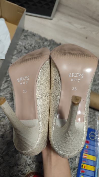 Szpilki jasne świecące beżowo złote