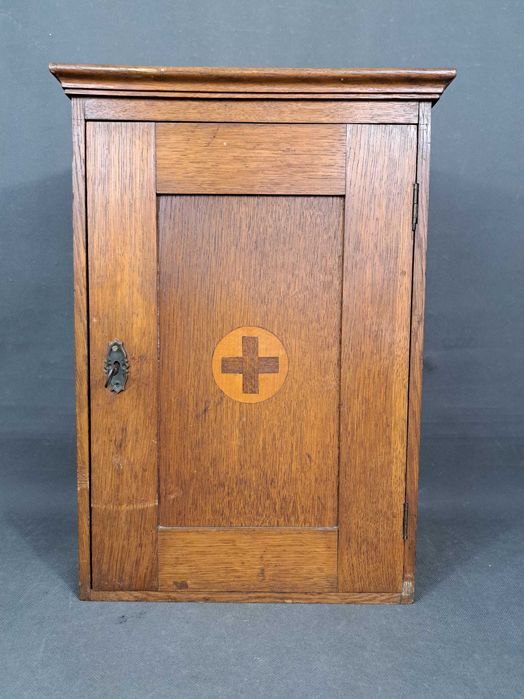 Stara szafka, apteczka drewniana
