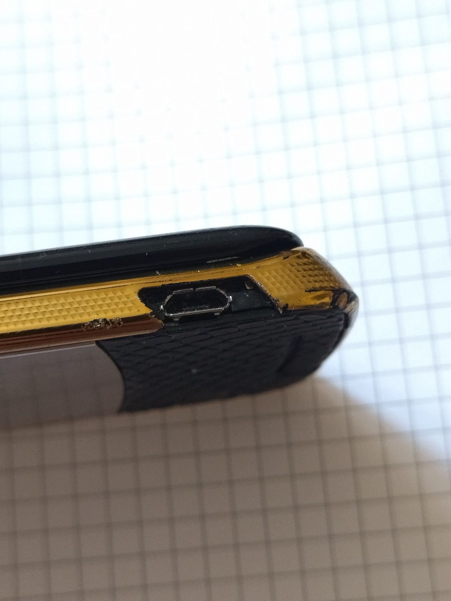 Motorola RAZR2 V8 Luxury Edition - Gold CDMA