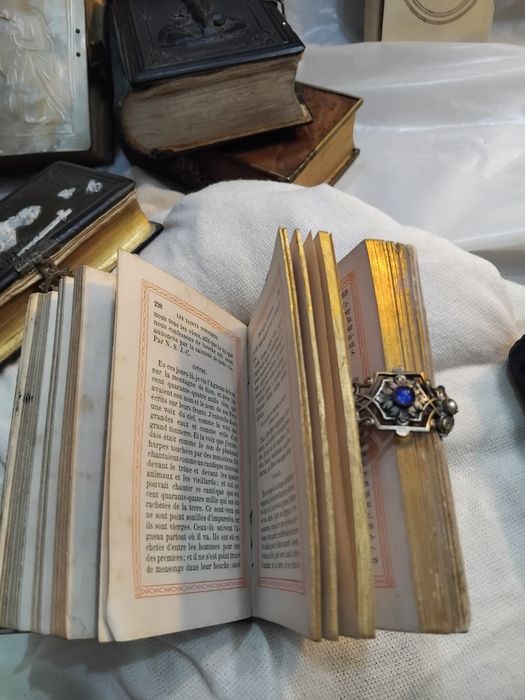 Missal antigo séc XIX  com embutidos em prata