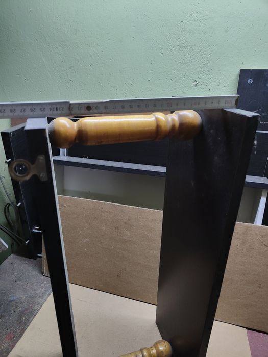 Półka drewniana z toczonymi słupkami