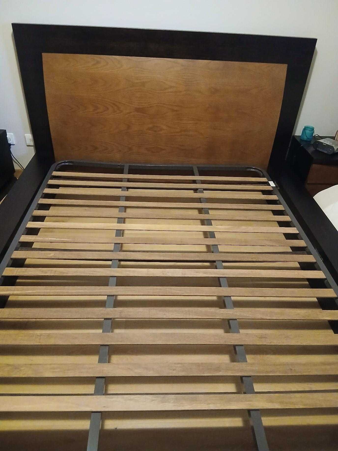 Cama de casal em bom estado