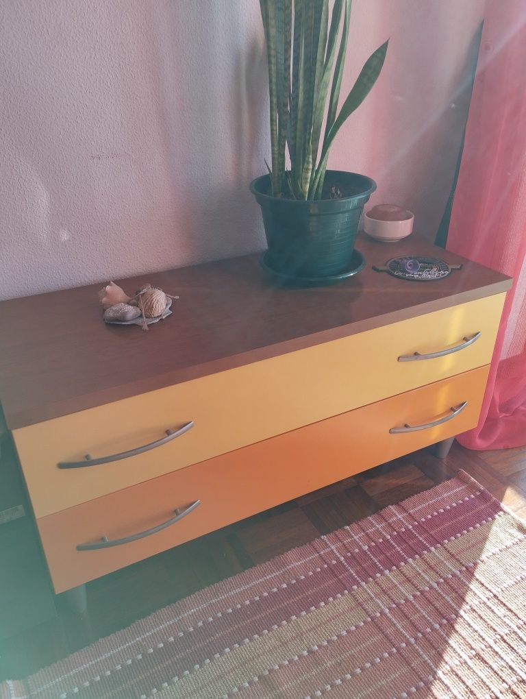 Comoda e mesa de cabeceira quarto criança