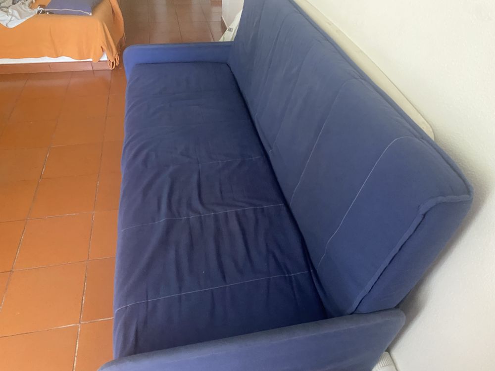 Sofa cama azul bem conservado