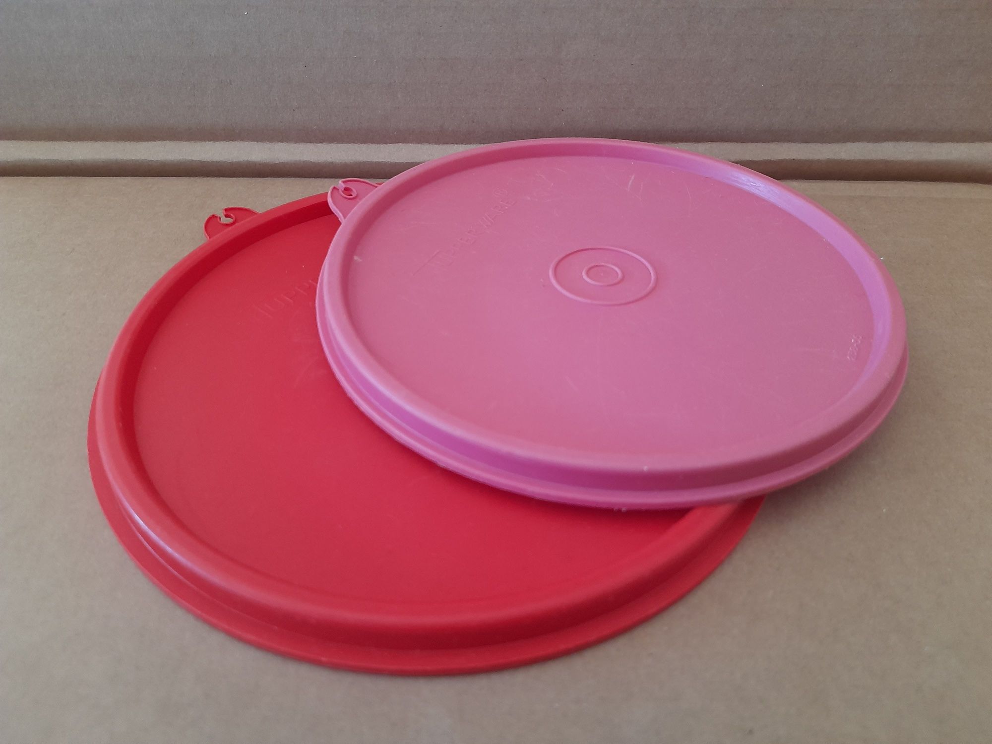 Par de tampas da Tupperware