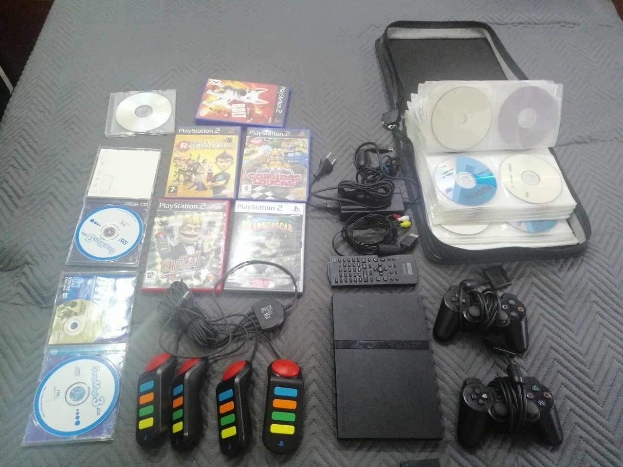 Playstation 2 com jogos campainhas e extras
