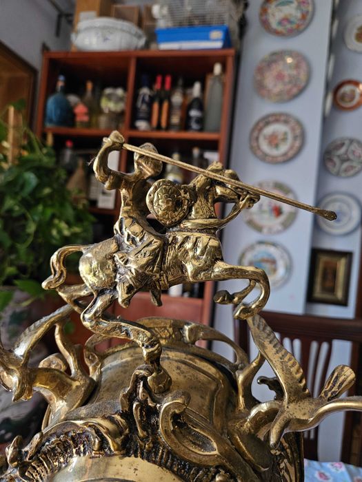 Relógio antigo em latão