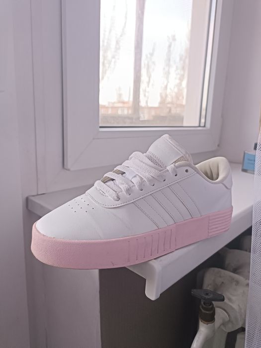 Кроссовки Adidas женские